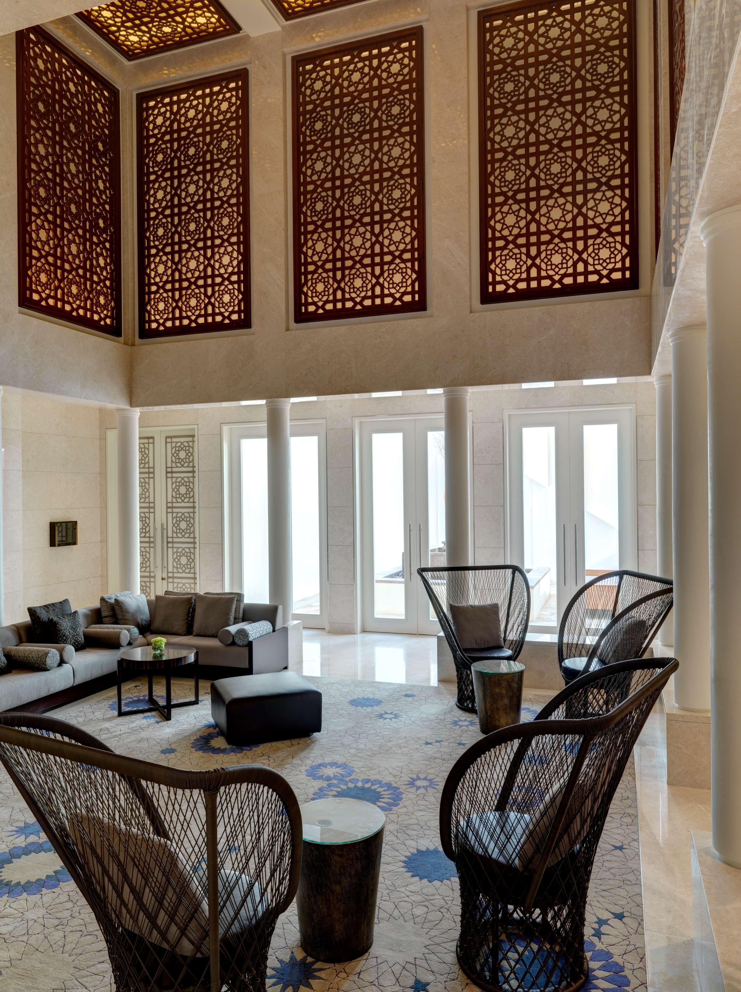 Park hyatt abu dhabi hotel. Хаятт Абу Даби. Отель Хайат Абу Даби. Абу Даби отель арка. Park Hyatt Abu Dhabi Hotel and Villas.